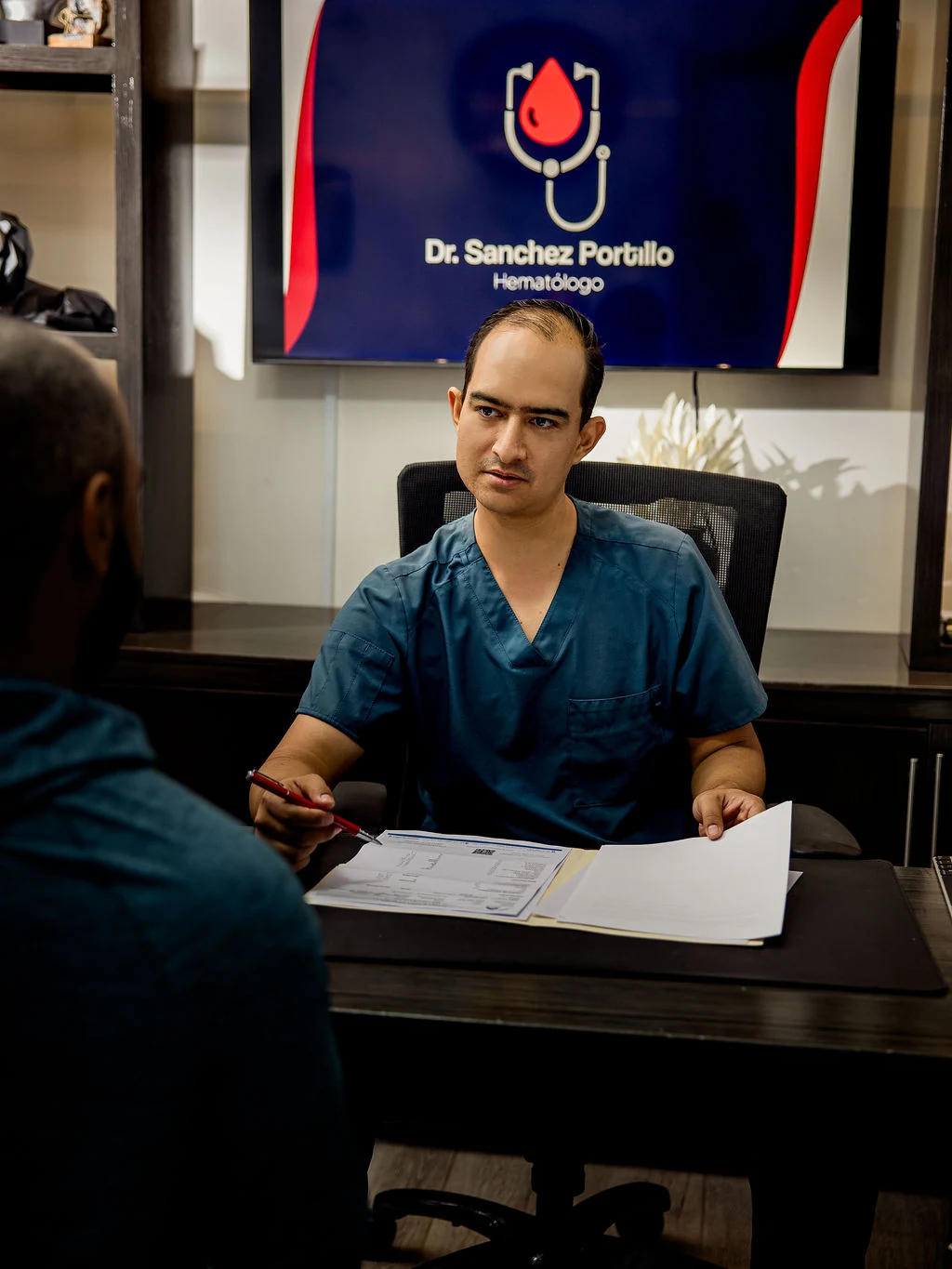 Dr. Pablo Sánchez durante una consulta de hematología