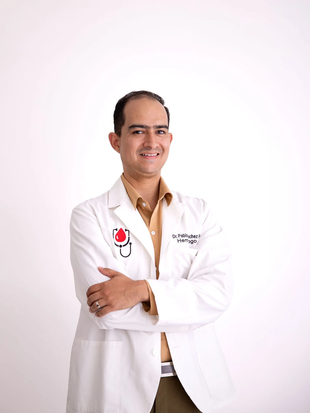 Dr. Pablo Sánchez Portillo con bata médica
