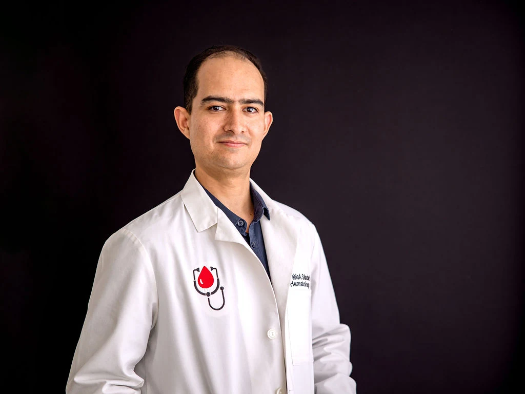 Retrato del Dr. Pablo Sánchez Portillo con bata médica